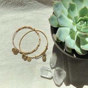 🍋3/$25🌷Gold Pineapple Pink Bangles Set of 2 🌷